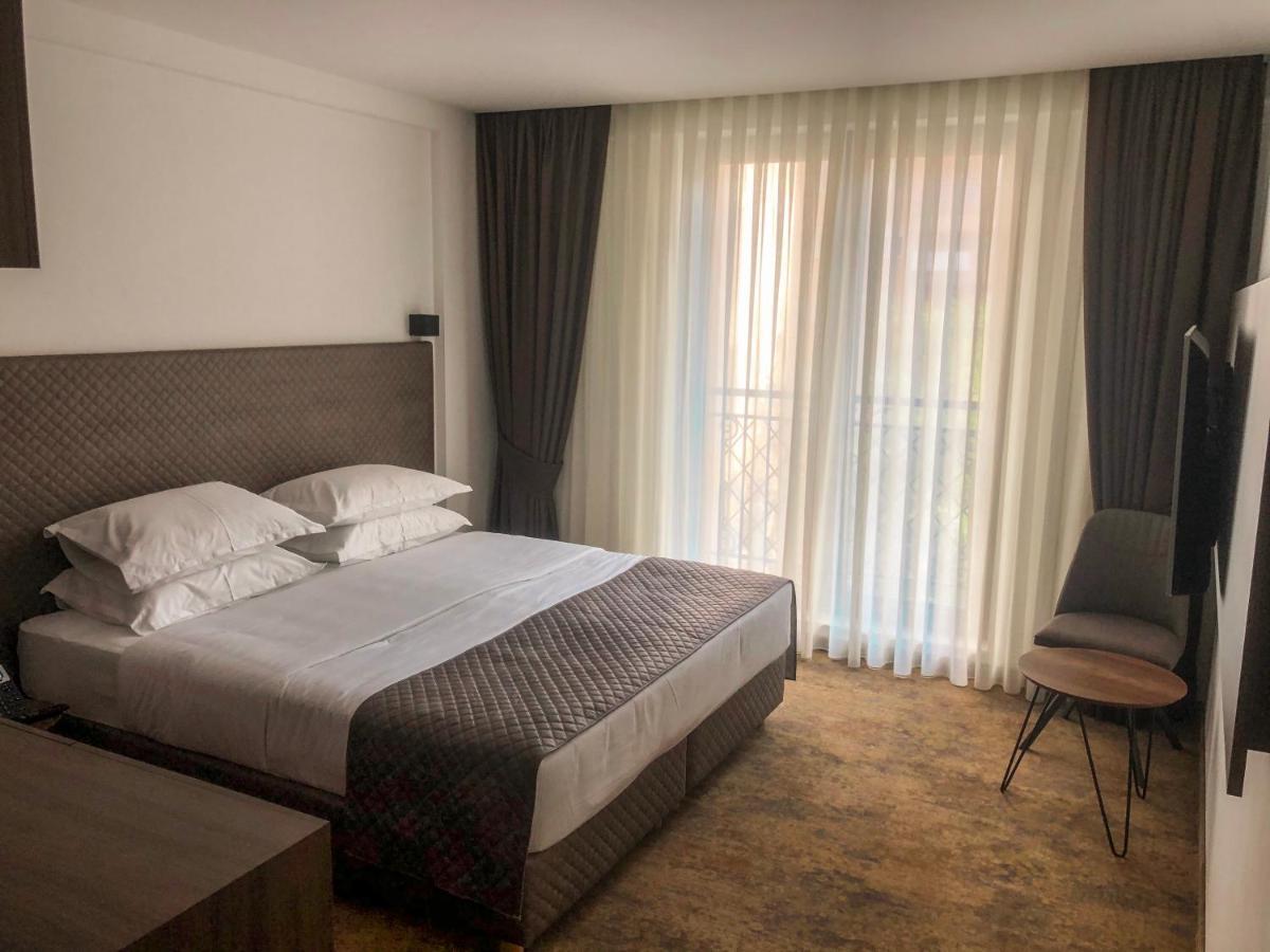 Qama Hotel Pristina Exterior foto