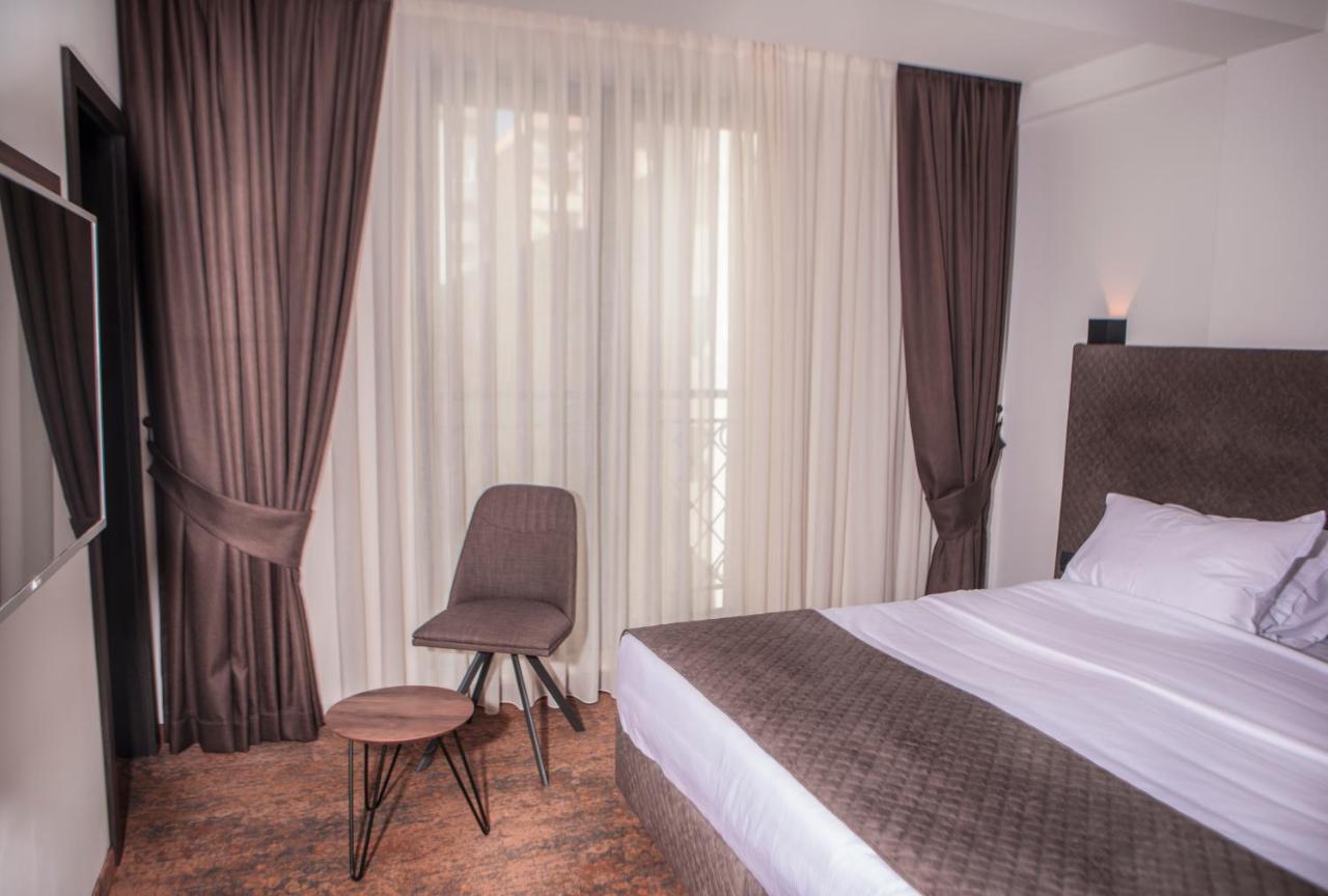 Qama Hotel Pristina Exterior foto